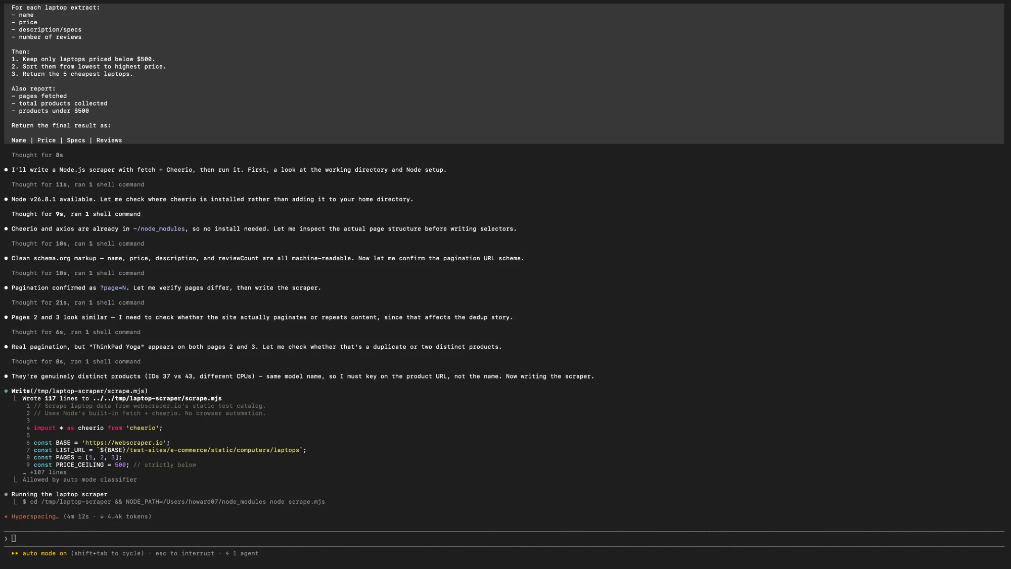 Una terminal que ejecuta un script de Node.js con la API fetch integrada más Cheerio contra el catálogo de portátiles, y que muestra la URL base, un tope de precio de $500, comprobaciones de paginación en ?page=N y una decisión de deduplicación basada en la URL del producto