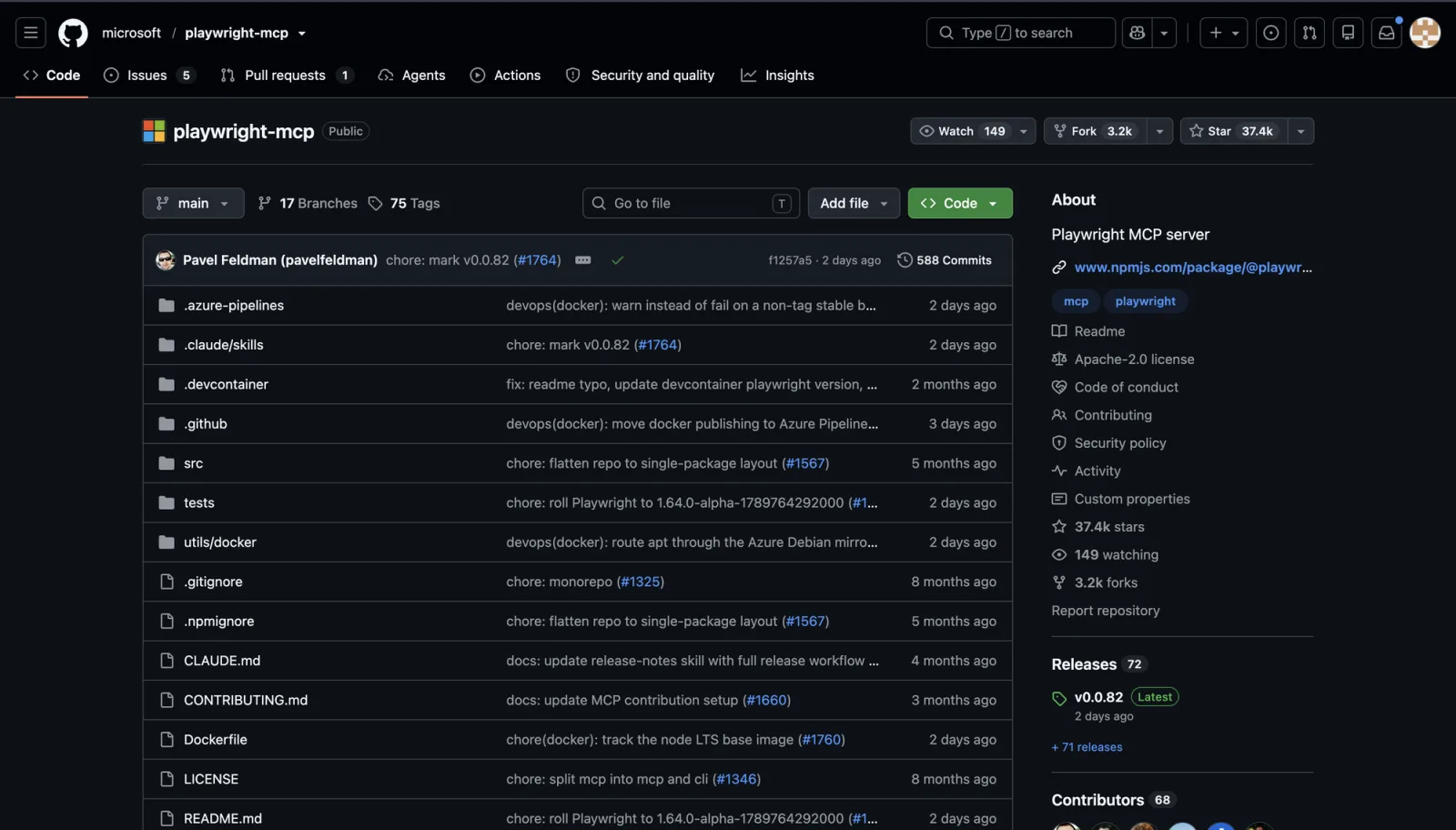 microsoft/playwright-mcp 仓库页面，显示项目面包屑导航、README 文件列表、star 与 fork 数量，以及 About 面板